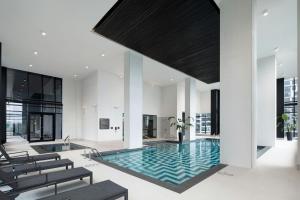 A piscina localizada em HONEYROSE Hotel, Montreal, a Tribute Portfolio Hotel ou nos arredores