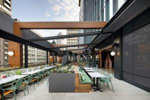 Um restaurante ou outro lugar para comer em HONEYROSE Hotel, Montreal, a Tribute Portfolio Hotel