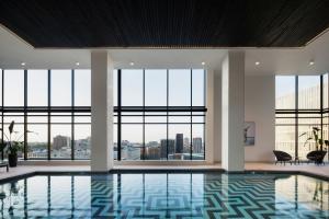A piscina localizada em HONEYROSE Hotel, Montreal, a Tribute Portfolio Hotel ou nos arredores