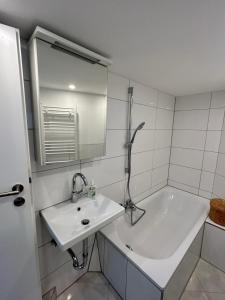 Ένα μπάνιο στο 3D Smart TV, Zimmer mit Babybett und Arbeitsplatz im Stadtzentrum