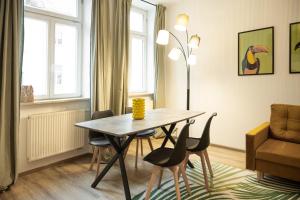 a living room with a dining room table and chairs at Sonnige Auszeit - Exotisches Flair in Löbau
