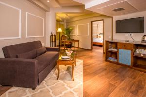 TV a/nebo společenská místnost v ubytování Hotel Swosti Premium Bhubaneswar