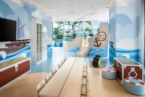 TV a/nebo společenská místnost v ubytování Renaissance Zhuhai Hotel