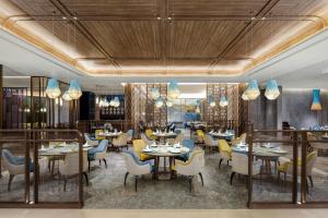 Restaurace v ubytování Renaissance Zhuhai Hotel