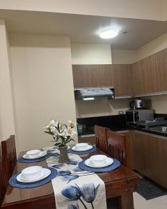 Kuchyň nebo kuchyňský kout v ubytování Bayfront 1BR Condo in Pasay Manila with Wi-Fi, Netflix & Pool Access, Near NAIA Airport, Mall of Asia, OKADA, CCP & PICC