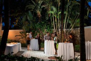 デイニア・ビーチにあるCourtyard by Marriott Fort Lauderdale Airport & Cruise Portの食べ物を持って立ち食べる人々 +29枚の写真