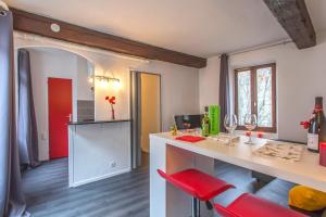 a kitchen with a desk and a red chair at A 4 mn de Grenette Hypercentre in Grenoble