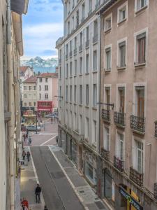 a view of a city street from a building at A 4 mn de Grenette Hypercentre in Grenoble