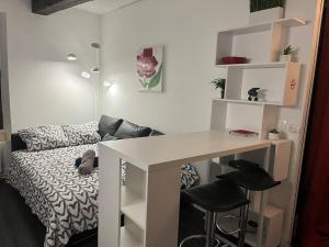 a small room with a desk and a bed at A 4 mn de Grenette Hypercentre in Grenoble