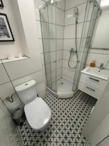 Łazienka w obiekcie UnitApartament Warszawa Centrum Room in Apartment by Metro Rondo ONZ Super wygodne noclegi zapraszamy
