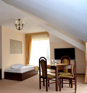 Televízia a/alebo spoločenská miestnosť v ubytovaní Hotel - Restauracja Koral