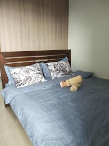 マニラにあるVSV Luxury Family Suite staycation Moa shore2 tower2 unit 1122のベッド(青いシーツ、枕2つ付) +18枚の写真