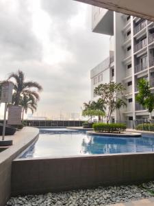 マニラにあるVSV Luxury Family Suite staycation Moa shore2 tower2 unit 1122の建物の真ん中にあるプール