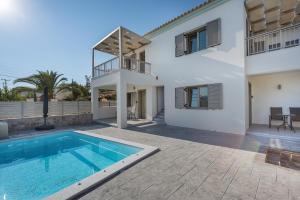 派尔季卡Fasma suites的带游泳池和房子的别墅