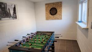 ブルージュにあるHuize Sophiaのテーブルサッカーとダーツボード付きの部屋