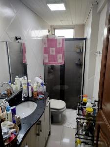 a bathroom with a sink and a toilet at Apto Pedreira para círio e cop30 in Belém