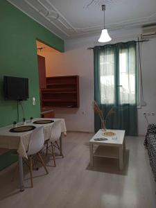 Μια τηλεόραση ή/και κέντρο ψυχαγωγίας στο M&M Cozy Apartment 1