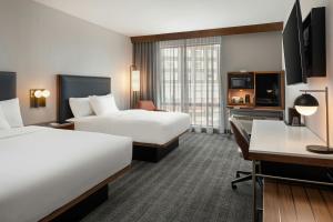Postel nebo postele na pokoji v ubytování Courtyard by Marriott St Paul Downtown