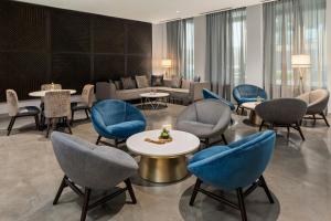 Posezení v ubytování Courtyard by Marriott St Paul Downtown