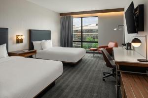 Postel nebo postele na pokoji v ubytování Courtyard by Marriott St Paul Downtown