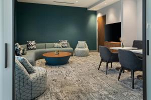 Posezení v ubytování Courtyard by Marriott St Paul Downtown