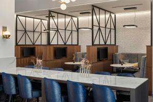 Posezení v ubytování Courtyard by Marriott St Paul Downtown