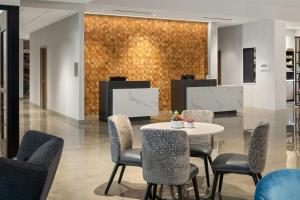 Posezení v ubytování Courtyard by Marriott St Paul Downtown