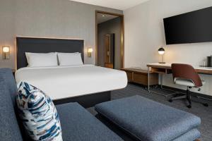 Postel nebo postele na pokoji v ubytování Courtyard by Marriott St Paul Downtown