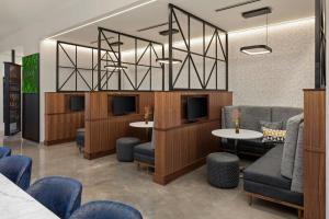 Posezení v ubytování Courtyard by Marriott St Paul Downtown
