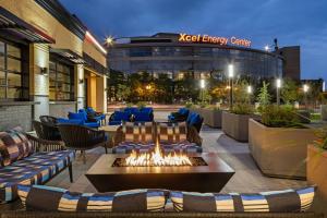 Posezení v ubytování Courtyard by Marriott St Paul Downtown