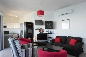 Μια τηλεόραση ή/και κέντρο ψυχαγωγίας στο Mel 2 2bed Seaview In Ghadira By Homely