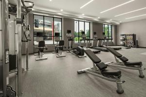 Fitness centrum a/nebo fitness zařízení v ubytování Courtyard by Marriott St Paul Downtown