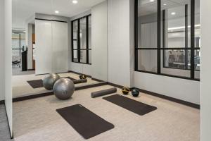 Fitness centrum a/nebo fitness zařízení v ubytování Courtyard by Marriott St Paul Downtown