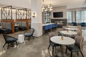 Posezení v ubytování Courtyard by Marriott St Paul Downtown