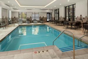 Bazén v ubytování Courtyard by Marriott St Paul Downtown nebo v jeho okolí