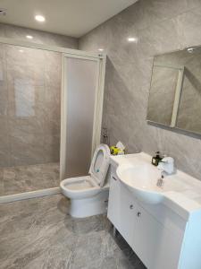 Uma casa de banho em Xitou Tianpin Homestay
