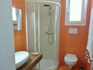 bagno con doccia, lavandino e servizi igienici di B&B Brezza Marina a Torre Pali