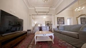 una sala de estar con un sofá y una mesa en Villa Antica, en Ciudad del Cabo