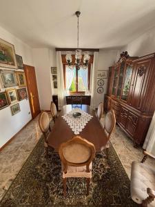 a dining room with a table and chairs at Casa Rosa in Cassina Valsassina