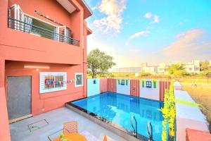 Bazén v ubytování ll EMPYREAN STAY ll AIRAWAT VILLA ll 2BHK ll AC ll PRIVATE POOL ll WIFI ll nebo v jeho okolí + 24 fotografií