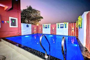 Bazén v ubytování ll EMPYREAN STAY ll AIRAWAT VILLA ll 2BHK ll AC ll PRIVATE POOL ll WIFI ll nebo v jeho okolí
