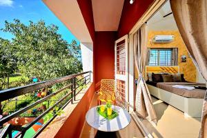Balkón nebo terasa v ubytování ll EMPYREAN STAY ll AIRAWAT VILLA ll 2BHK ll AC ll PRIVATE POOL ll WIFI ll
