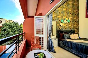Balkón nebo terasa v ubytování ll EMPYREAN STAY ll AIRAWAT VILLA ll 2BHK ll AC ll PRIVATE POOL ll WIFI ll
