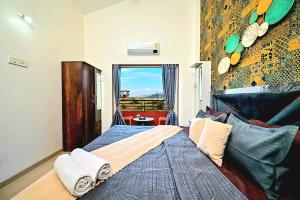 Postel nebo postele na pokoji v ubytování ll EMPYREAN STAY ll AIRAWAT VILLA ll 2BHK ll AC ll PRIVATE POOL ll WIFI ll