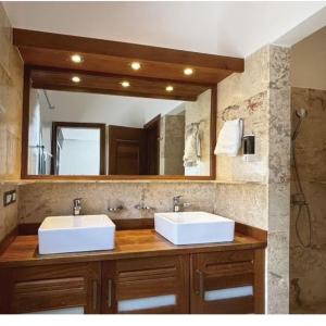Un baño de Aligio - A Quiet Retreat in Paradise - 2 BR, 2 pools, WiFi, AC, Private Hot Tub
