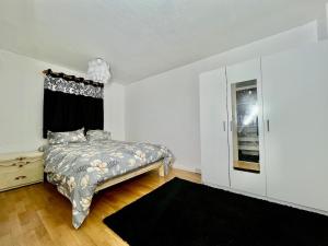 Un dormitorio blanco con una cama y una ventana. en 3 Bedroom House Available, en Hounslow
