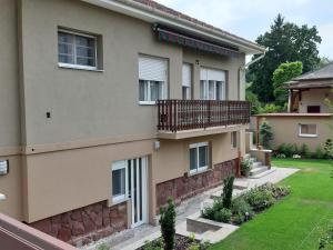 a apartment building with a balcony and a yard at Apartman Veiger4 in Siófok