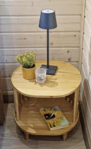 una tavola con una lampada e una pianta di Tiny House Finja - Wohlfühldomizil am Plauer See a Stuer Altre 10 foto