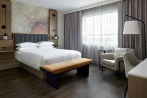 Postel nebo postele na pokoji v ubytování Kingston Marriott Hotel