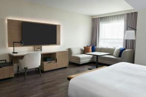 TV a/nebo společenská místnost v ubytování Kingston Marriott Hotel